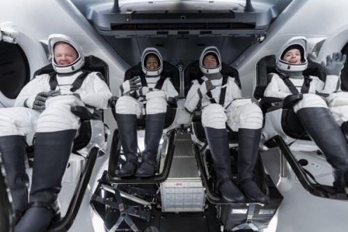 سفر رویایی 4 فرد به مدار زمین